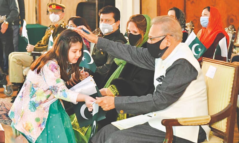 ISLAMABAD: President Dr Arif Alvi being presented with the national flag at a ceremony held at Aiwan-i-Sadr on Friday.—INP ISLAMABAD: President Dr Arif Alvi being presented with the national flag at a ceremony held at Aiwan-i-Sadr on Friday.—INP
