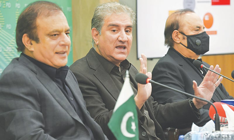 ISLAMABAD: Federal Ministers Shah Mehmood Qureshi, Shibli Faraz and adviser on parliamentary affairs Babar Awan addressing a press conference at PID on Wednesday.&mdash;Tanveer Shahzad / White Star