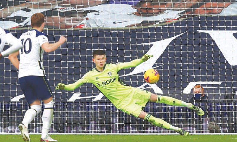 LONDON: Tottenham Hostpur captain Harry Kane scores from the penalty spot against Leeds United at the Tottenham Hotspur Stadium on Saturday.—AP LONDON: Tottenham Hostpur captain Harry Kane scores from the penalty spot against Leeds United at the Tottenham Hotspur Stadium on Saturday.—AP