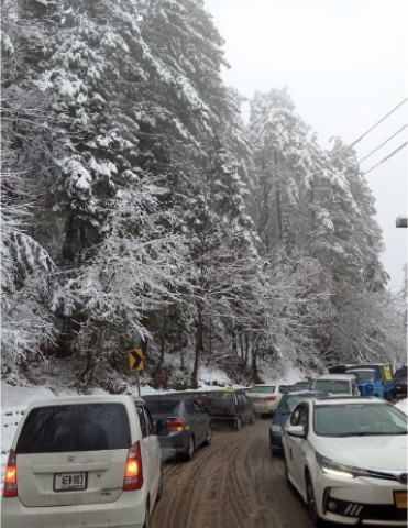 Vehicles seen stuck on a road leading to Murree on Tuesday. — Dawn