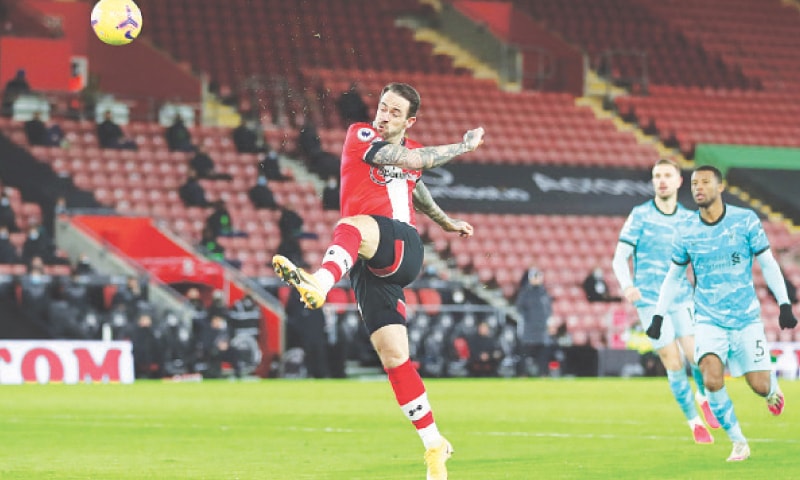 SOUTHAMPTON: Southampton’s Danny Ings shoots to score the goal against Liverpool during their English Premier League match at the St Mary’s Stadium.—AFP SOUTHAMPTON: Southampton’s Danny Ings shoots to score the goal against Liverpool during their English Premier League match at the St Mary’s Stadium.—AFP