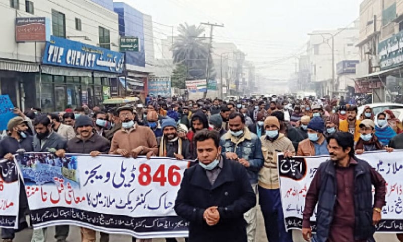 RAHIM YAR KHAN: Shaikh Zayed Medical College Hospital staff stage a  protest rally to save future of ad  hoc employees. &mdash; Dawn