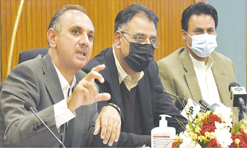 ISLAMABAD: Federal Ministers Omar Ayub Khan and Asad Umar and Special Assistant to the Prime Minister on Power Tabish Gauhar addressing a press conference on Thursday.—Tanveer Shahzad / White Star