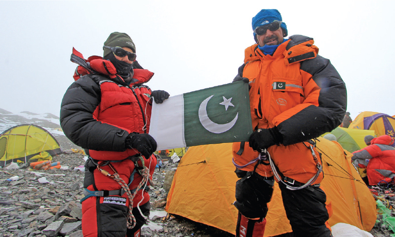 Samina Baig and Mirza Ali Baig pose with the Pakistani flag at Mount Everest. — File photo