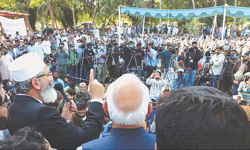 JI emir Senator Sirajul Haq speaks to PSM workers in Steel Town on Sunday.—PPI