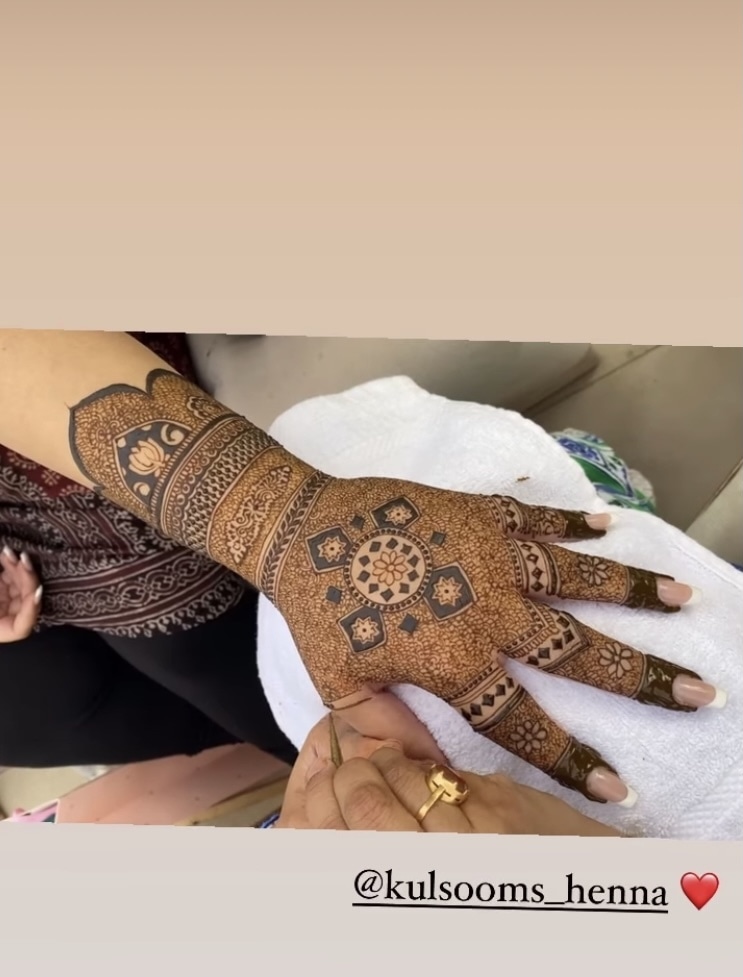 A Beaming Bakhtawar Shows Her Intricate And Beautiful Bridal Mehndi Celebrity Images