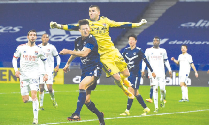 DECINE-CHARPIEU: Bordeaux’s Laurent Koscielny (L) fights for the ball with Lyon goalkeeper Anthony Lopes during their Ligue 1 match at the Groupama Stadium.—AFP DECINE-CHARPIEU: Bordeaux’s Laurent Koscielny (L) fights for the ball with Lyon goalkeeper Anthony Lopes during their Ligue 1 match at the Groupama Stadium.—AFP