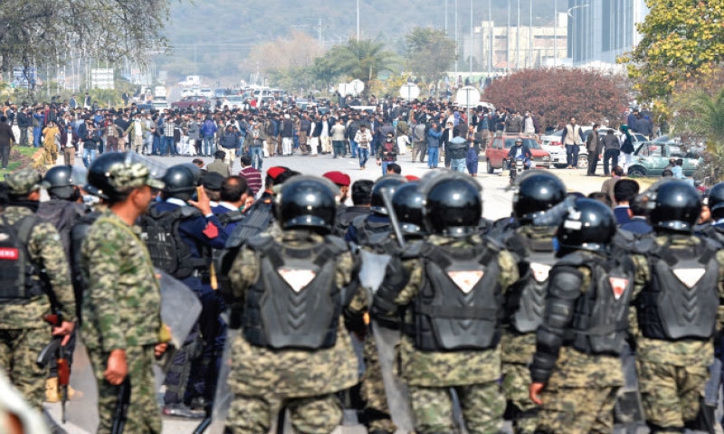 Rangers stand alert during the federal government employees’ protest outside Pak Secretariat in Islamabad on Wednesday, seeking increase in their salaries. — Photo by Tanveer Shahzad