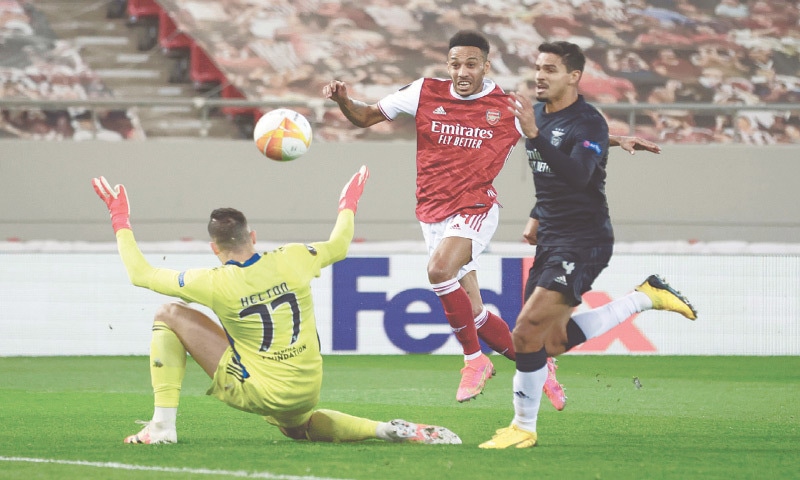PIRAEUS: Arsenal’s Pierre-Emerick Aubameyang (C) scores during the Europa League round-of-32 second leg against Benfica at the Karaiskakis Stadium.—Reuters PIRAEUS: Arsenal’s Pierre-Emerick Aubameyang (C) scores during the Europa League round-of-32 second leg against Benfica at the Karaiskakis Stadium.—Reuters