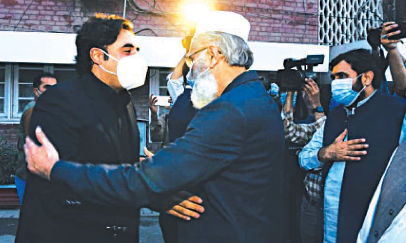 JI emir Sirajul Haq receives PPP Chairman Bilawal Bhutto-Zardari at Mansoora. — White Star