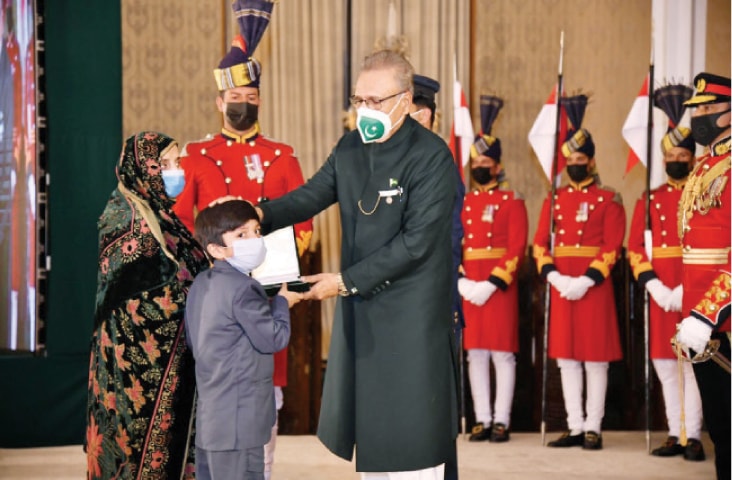 Sabeehul Hassan, son of Mahar Mohammad Yasir Manzoor (Shaheed), receives Sitara-i-Shujaat bestowed on his father from President Dr Arif Alvi at Aiwan-i-Sadr on Tuesday. &mdash; White Star