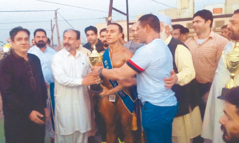 LAHORE: Organisers and bodybuilding officials congratulate Hafiz Khalid on winning Mr Punjab title
on Saturday. LAHORE: Organisers and bodybuilding officials congratulate Hafiz Khalid on winning Mr Punjab title
on Saturday.