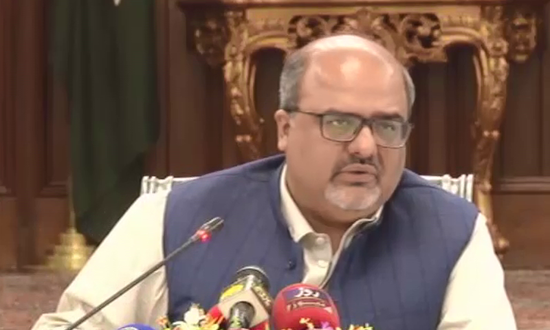 ان کا کہنا تھا کہ کنٹینرز سے کب دیواریں گرتی ہیں یا گھر خالی کروائے جاتے ہیں&mdash; فوٹو: ڈان نیوز