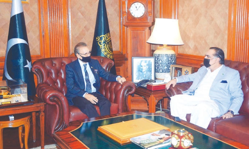 The president and Sindh governor discuss the province&rsquo;s issues at Governor House on Friday.&mdash;APP