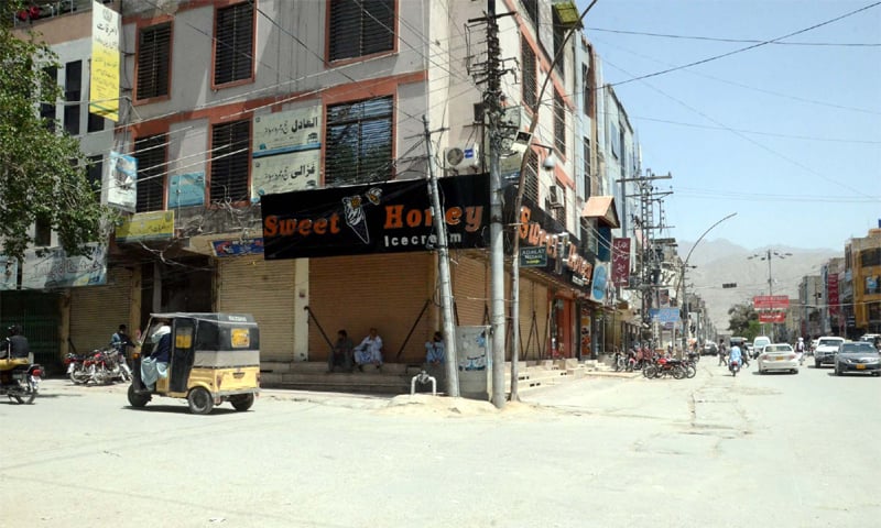 QUETTA: Shops are seen closed and there are few vehicles on the road on Sunday as the Balochistan government has imposed a smart lockdown in this area of the city to stop the spread of coronavirus.&mdash;PPI
