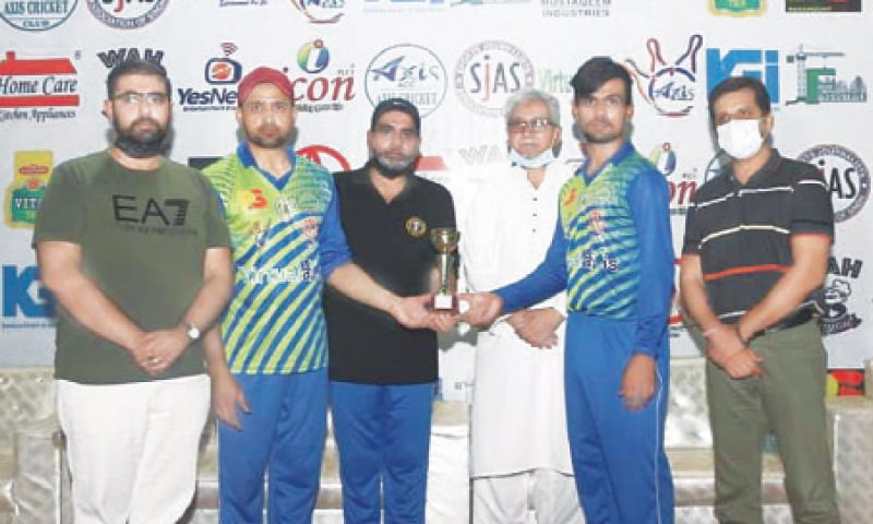 KARACHI: Sohail and Tahir receive joint man-of-the-match award from chief guest Khwaja Musfaqeem on Tuesday. KARACHI: Sohail and Tahir receive joint man-of-the-match award from chief guest Khwaja Musfaqeem on Tuesday.