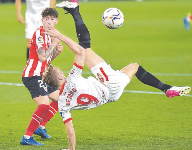 SEVILLE: Sevilla’s Luuk De Jong attempts a bicycle kick during the La Liga match against Athletic Bilbao at the Ramon Sanchez Pizjuan stadium.—AFP