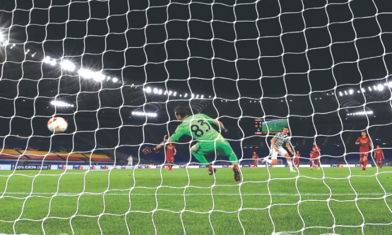 ROME: AS Roma&rsquo;s goalkeeper Antonio Mirante fails to save the ball as Manchester United&rsquo;s Edinson Cavani scores during their Europa League semi-final second leg match at the Olympic Stadium.&mdash;AP