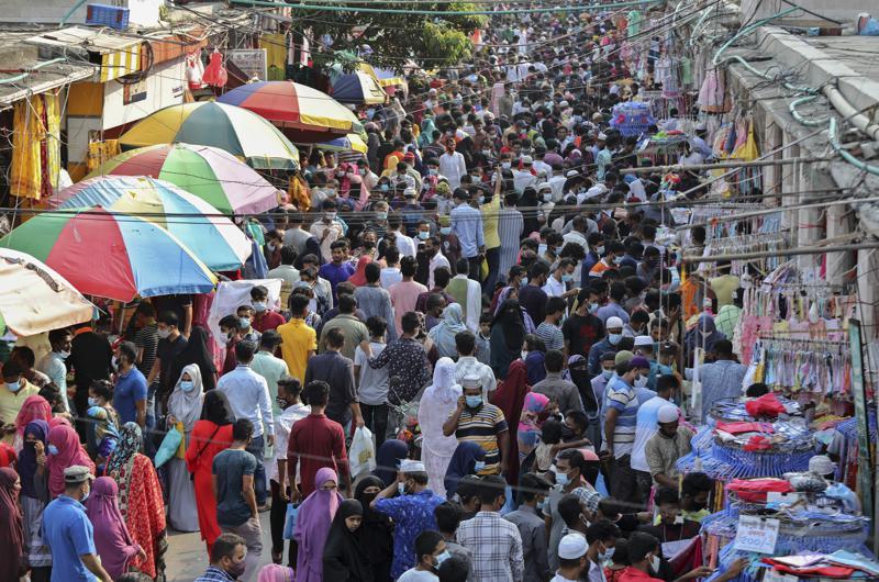 Shoppers crowd at a marketplace in Dhaka, Bangladesh, May 7. — AP