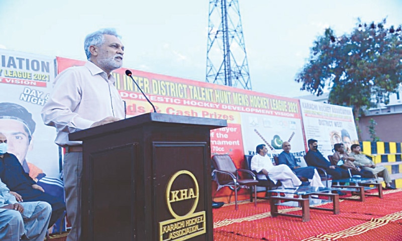 KARACHI: The newly appointed KHA Patron-in-Chief retired Major General Tariq Halim Suri addresses a function arranged in honour of Inter-club hockey champions Youth Hockey Club recently.