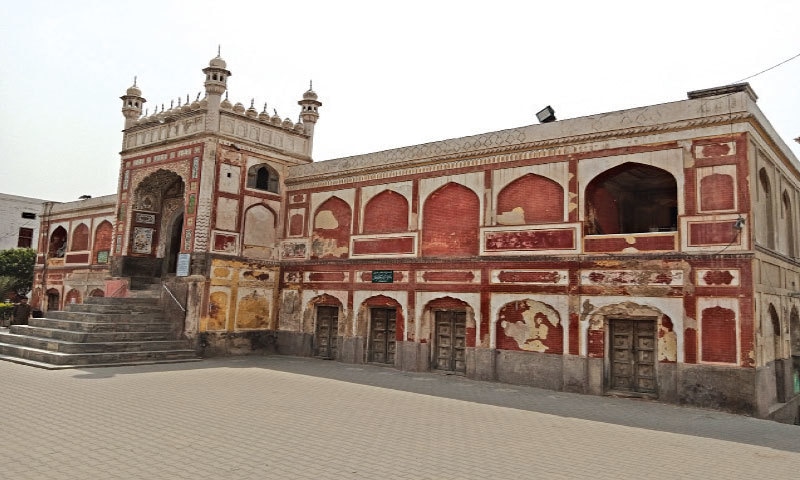 CHINIOT: The outer view of Badshahi mosque. &mdash; Dawn