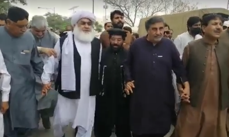 Opposition members of Balochistan Assembly (MPAs) arrive at the Bijli Road police station on Monday. — Screengrab