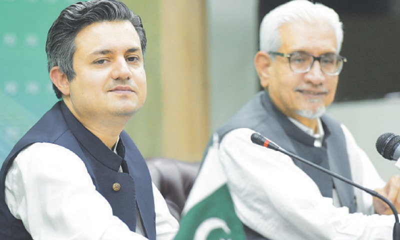 ISLAMABAD: Minister for Energy Hammad Azhar and Special Assistant to the Prime Minister on Finance Waqar Masood address a press conference on Monday.—Tanveer Shahzad / White Star