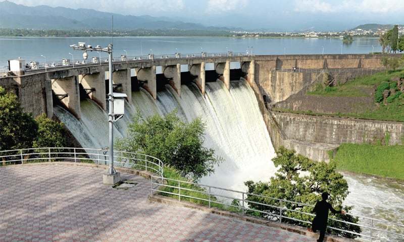 According to Irsa’s data, the national river flows on Monday dropped to 223,000 cusecs from 456,000 cusecs on June 13 – a drop of over 50pc. — Photo by Mohammad Asim/File