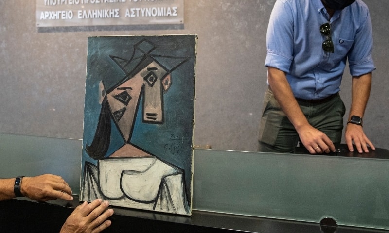 A cubist female bust by the Spanish painter Picasso is displayed by police officers, in Athens during a press conference on June 29. &mdash; AP