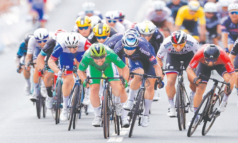 TEAM Deceuninck Quickstep’s Mark Cavendish (in green) of Great Britain in action before winning the sixth stage of the Tour de France, a 160km distance between Tours and Chateauroux, on Thursday.—Reuters TEAM Deceuninck Quickstep’s Mark Cavendish (in green) of Great Britain in action before winning the sixth stage of the Tour de France, a 160km distance between Tours and Chateauroux, on Thursday.—Reuters
