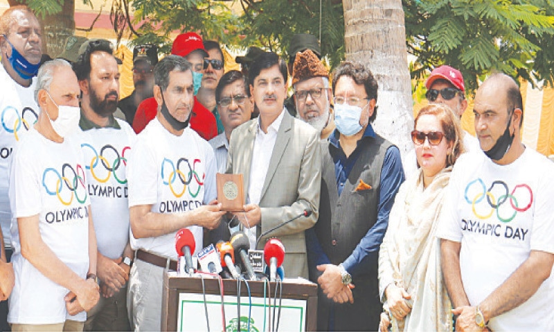 POA SECRETARY General Khalid Mahmood presents a souvenir to Administrator Karachi Laeeq Ahmed at the International Olympic Day as Dr Farhan Essa, Tehmina Asif and others look on.