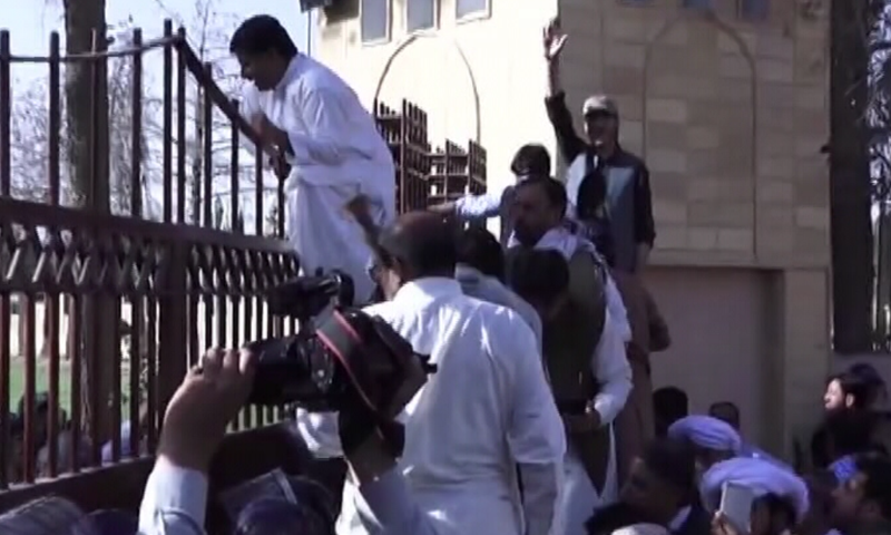 In this file photo, opposition members lay siege to the gates of the provincial assembly of Balochistan. — DawnNewsTV/File