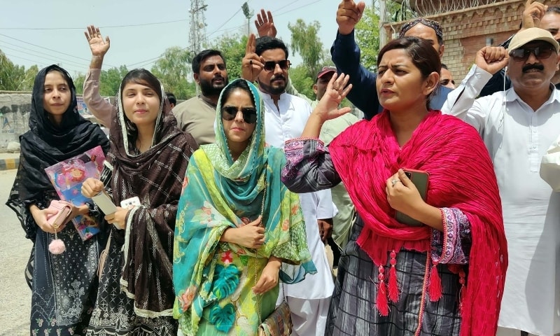 Members of Sukkur Union of Journalists (SUJ) are holding protest demonstration against Punjab Privileges (Amendment) Act 2021, at Sukkur press club on Monday. — Shahid Ali/PPI