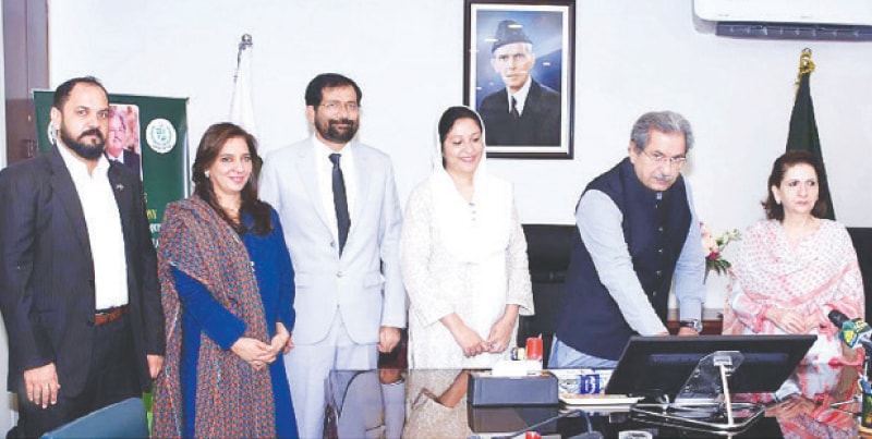 ISLAMABAD: Federal Minister for Education, Professional Training and National Heritage Shafqat Mahmood launching the Inter Board Committee of Chairmen&rsquo;s e-portal and smartphone app for equivalence certificates.&mdash;APP