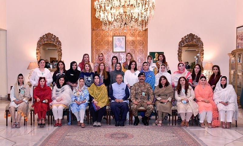 President Dr Arif Alvi is pictured with participants of the 7th National Workshop on Balochistan at the Aiwan-i-Sadr on Wednesday. — PID