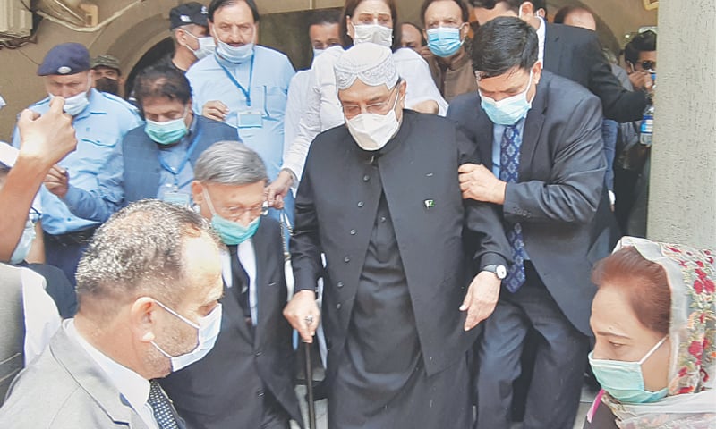 ISLAMABAD: Former president Asif Ali Zardari leaves the court with his lawyer Farooq H. Naek and supporters after a hearing on Wednesday.—Tanveer Shahzad / White Star