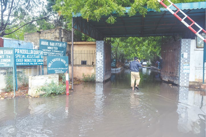 Water accumulates near the offices of several provincial ministers (White Star).