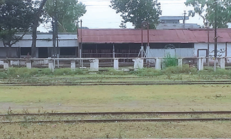 Gujrat: Wazirabad cargo terminal is in a shambles for not being properly taken care of. — Dawn Gujrat: Wazirabad cargo terminal is in a shambles for not being properly taken care of. — Dawn