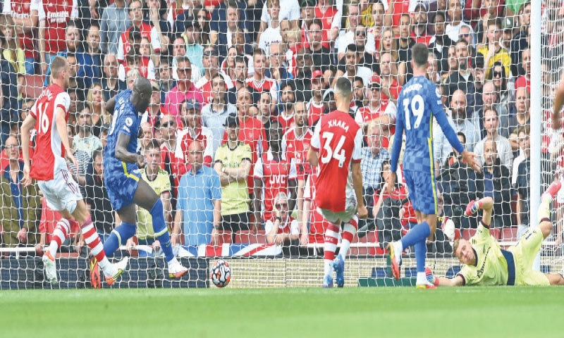 LONDON: Chelsea’s Romelu Lukaku (second L) scores his during the English Premier League match against Arsenal at the Emirates Stadium on Sunday.—AFP LONDON: Chelsea’s Romelu Lukaku (second L) scores his during the English Premier League match against Arsenal at the Emirates Stadium on Sunday.—AFP