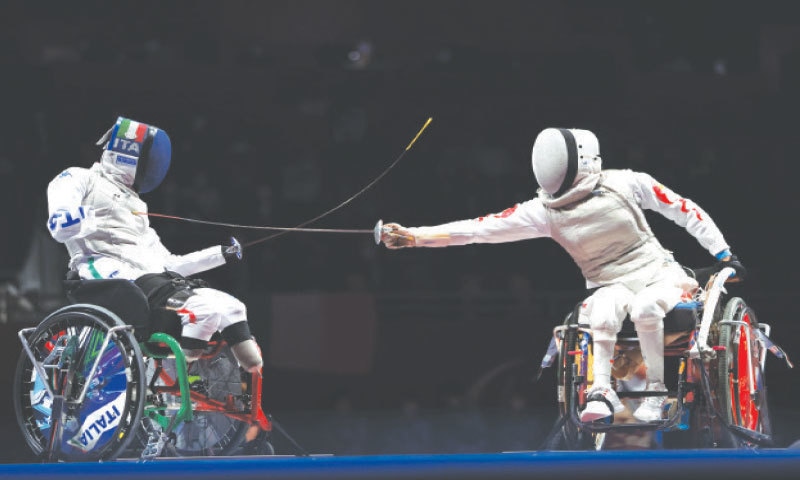 CHIBA: Beatrice Maria Vio (L) of Italy competes with China’s Jingjing Zhou in the wheelchair fencing women’s foil individual category B final during the Paralympic Games at the Makuhari Messe Hall on Saturday.—AFP CHIBA: Beatrice Maria Vio (L) of Italy competes with China’s Jingjing Zhou in the wheelchair fencing women’s foil individual category B final during the Paralympic Games at the Makuhari Messe Hall on Saturday.—AFP