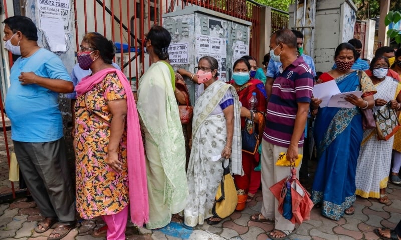 People queue up to get vaccinated against the coronavirus at a municipal health center in Kolkata on September 1. &mdash; AP