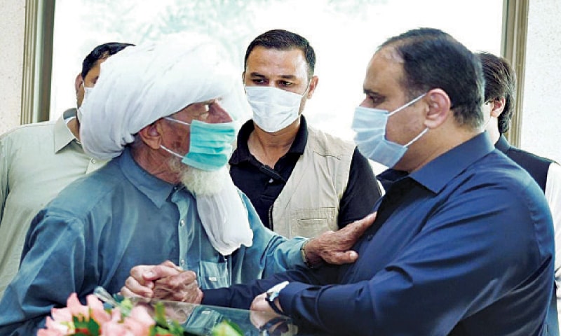 LAHORE: Chief Minister Usman Buzdar listens to an elderly man at the open court. — Dawn LAHORE: Chief Minister Usman Buzdar listens to an elderly man at the open court. — Dawn