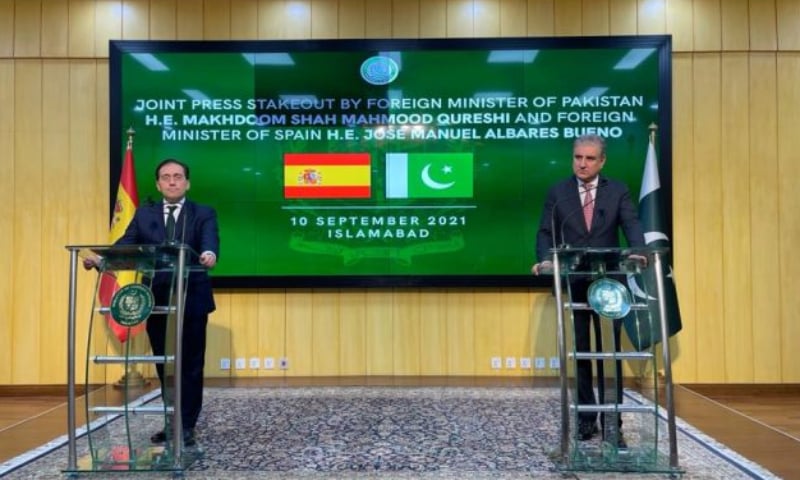 Spain's Foreign Minister Jose Manuel Albares (L) and Foreign Minister Shah Mahmood Qureshi address a press conference in Islamabad. — APP