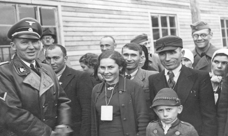 Otto Wächter (left) with German settlers in the town of Sanok in south-eastern Poland 
in 1940 | Wikimedia Commons