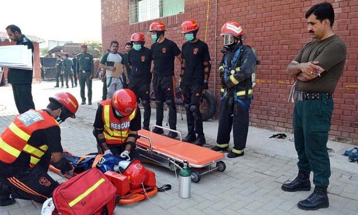 Rescue 1122 officials demonstrate their skills during the Inter-district Rescue Challenge at the Rescue 1122 office in Aziz Bhatti Town, Sargodha. &mdash; APP/File