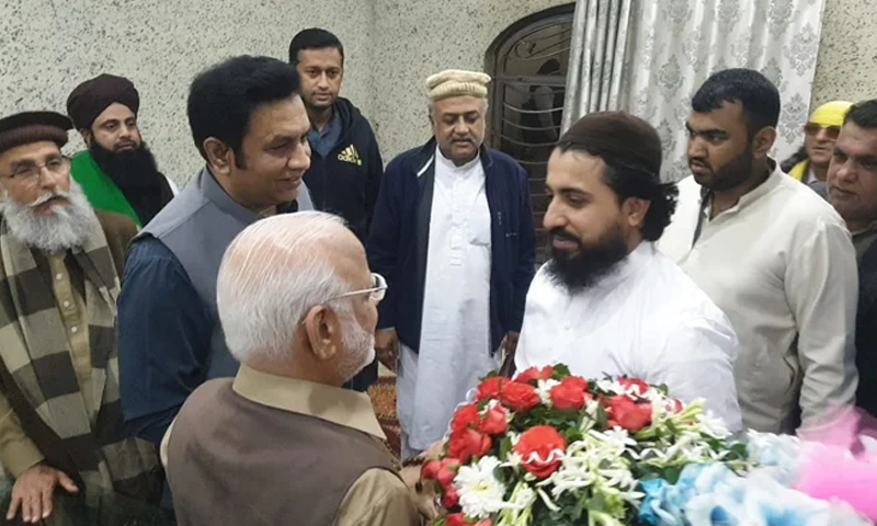 PTI Senator Ejaz Chaudhry (L) meets Tehreek-i-Labbaik Pakistan chief Hafiz Saad Hussain Rizvi in Lahore on Saturday. — DawnNewsTV