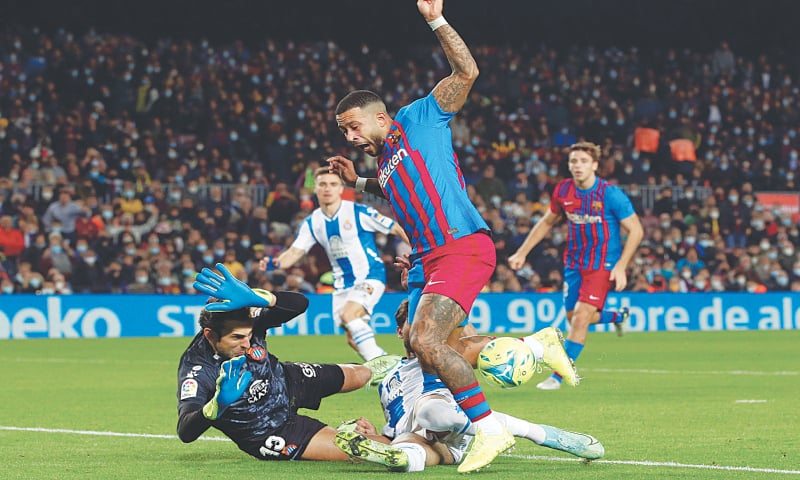 BARCELONA: Espanyol goalkeeper Diego Lopez fouls Barcelona’s Memphis Depay to concede a penalty during their La Liga match at the Camp Nou.—Reuters BARCELONA: Espanyol goalkeeper Diego Lopez fouls Barcelona’s Memphis Depay to concede a penalty during their La Liga match at the Camp Nou.—Reuters