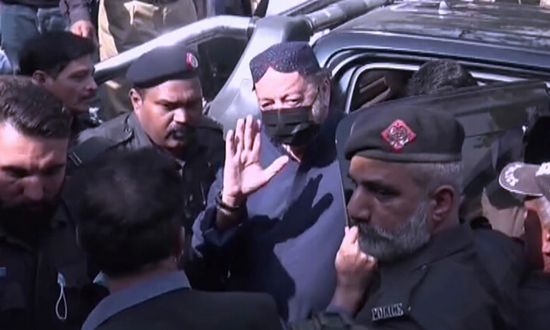 Sindh Assembly Speaker Agha Siraj Durrani being brought to an accountability court on Monday. — DawnNewsTV