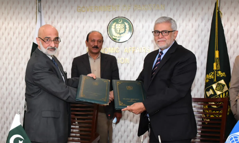 معاہدے پر حکومت پاکستان کی جانب سے اقتصادی امور ڈویژن کے سیکریٹری اور عالمی بینک کی جانب سے آپریشنز منیجر انجم احمد نے دستخط کیے &mdash; تصویر: اقتصادی امور ڈویژن