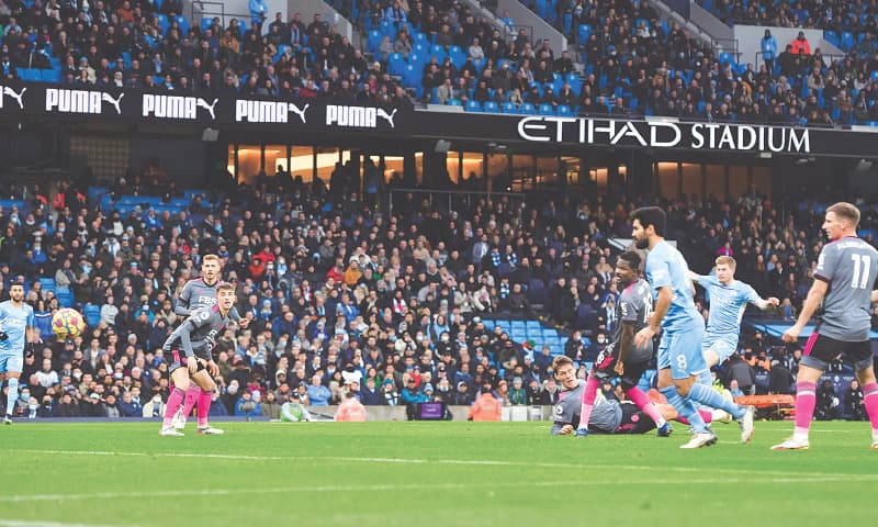 MANCHESTER: Manchester City&rsquo;s Kevin De Bruyne (second R) scores during the English Premier League match against Leicester City at the Etihad Stadium on Sunday.&mdash;AFP